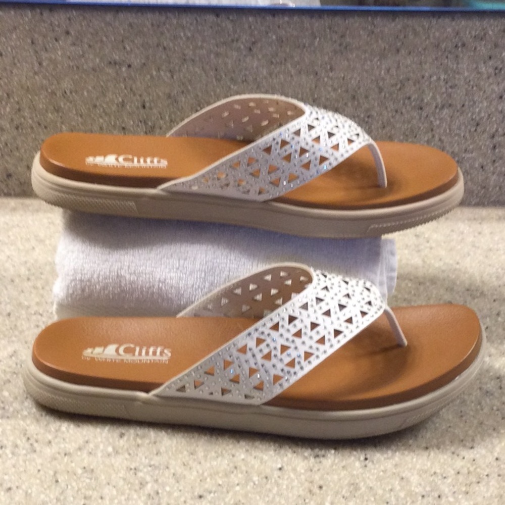 LIKE NEW - Cliffs by White Mountain Size 8M White flip flop with rhinestones - Picture 4 of 8